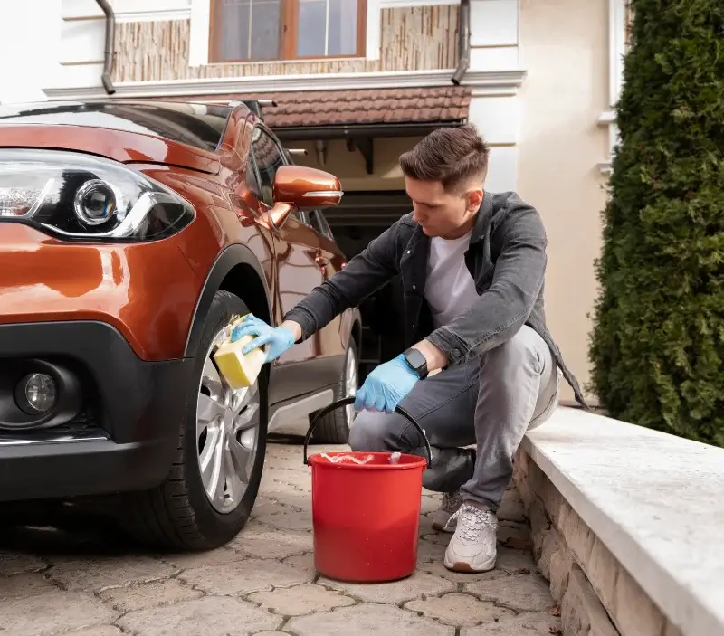 Lavage auto à domicile Forges-les-Eaux : professionnel intervenant sur un véhicule